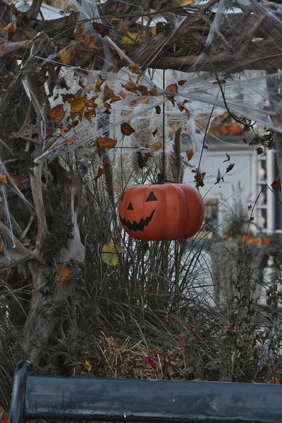 011120 - Halloween dekoráció Koppenhágában, Dániában. Halloween dekoráció téma egy szabadtéri nyilvános kertben. — Stock Fotó