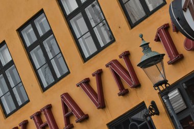 Kopenhag, Danimarka - 1 Temmuz 2020 Nyhavn, Kopenhag 'daki renkli binanın manzarası.