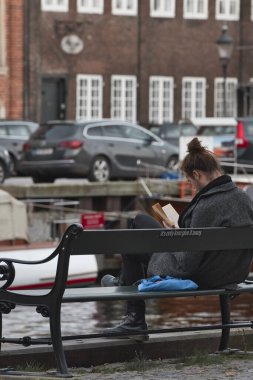 Kopenhag, Danimarka - 1 Temmuz 2020 Nyhavn, Kopenhag 'daki renkli binanın manzarası.