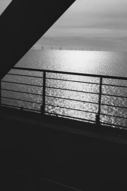 Kopenhag, Danimarka - 1 Temmuz 2020 Oresundsbron 'da trenden çekilen siyah beyaz fotoğraf.