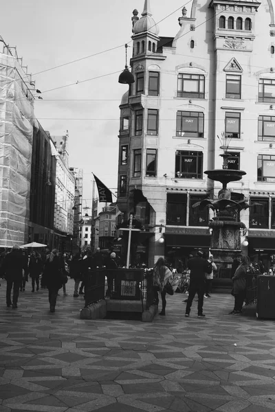 Kopenhagen, Dänemark - 1. Juli 2020 Straßenansicht des farbenfrohen Gebäudes in Nyhavn in Cophenhagen mit Menschen, die die Straße vor sich herlaufen. — Stockfoto