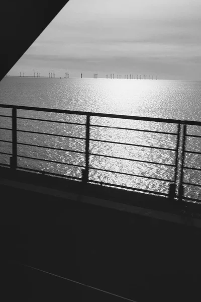 Köpenhamn, Danmark - 1 juli 2020 Svartvitt foto taget från tåget på Öresundsbron. — Stockfoto