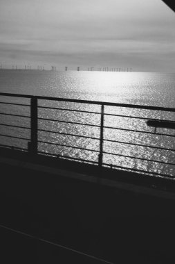 Kopenhag, Danimarka - 1 Temmuz 2020 Oresundsbron 'da trenden çekilen siyah beyaz fotoğraf.