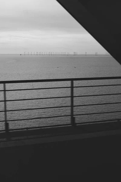 Köpenhamn, Danmark - 1 juli 2020 Svartvitt foto taget från tåget på Öresundsbron. — Stockfoto