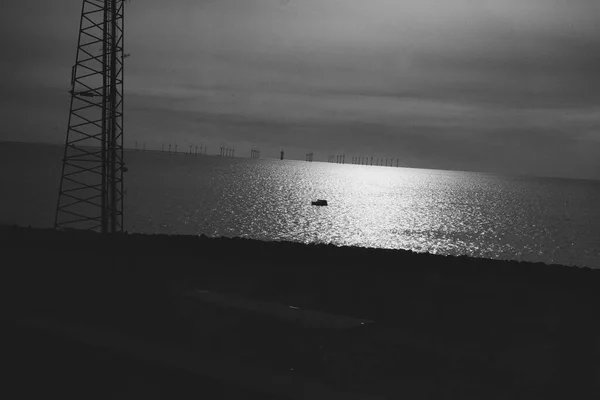 Copenhaga, Dinamarca - Julho 1, 2020 Fotografia em preto e branco tirada do comboio em Oresundsbron. — Fotografia de Stock