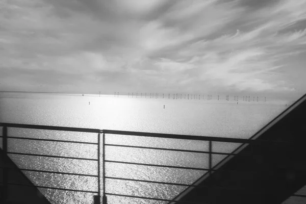Copenhagen, Danimarca - Juli 1, 2020 Foto in bianco e nero scattata dal treno su Oresundsbron. — Foto Stock
