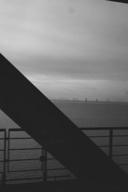 Kopenhag, Danimarka - 1 Temmuz 2020 Oresundsbron 'da trenden çekilen siyah beyaz fotoğraf.