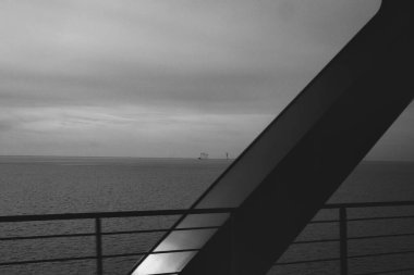 Kopenhag, Danimarka - 1 Temmuz 2020 Oresundsbron 'da trenden çekilen siyah beyaz fotoğraf.