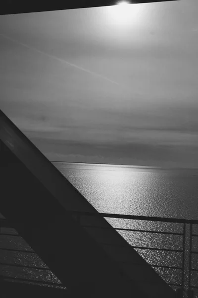 丹麦哥本哈根- 2020年7月1日在奥勒文茨堡火车上拍摄的黑白照片. — 图库照片