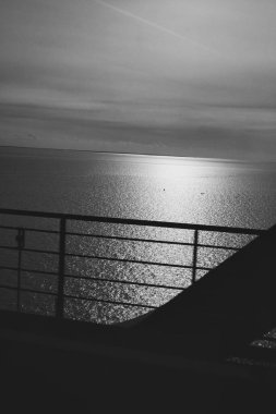 Kopenhag, Danimarka - 1 Temmuz 2020 Oresundsbron 'da trenden çekilen siyah beyaz fotoğraf.