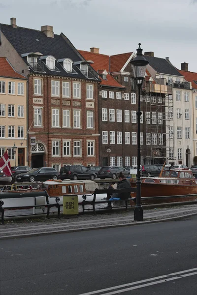 Copenhague, Dinamarca - Juli 1, 2020 Vista de rua do edifício colorido em Nyhavn em Cophenhagen com pessoas andando na rua em frente. — Fotografia de Stock