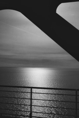 Kopenhag, Danimarka - 1 Temmuz 2020 Oresundsbron 'da trenden çekilen siyah beyaz fotoğraf.