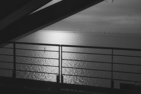 Köpenhamn, Danmark - 1 juli 2020 Svartvitt foto taget från tåget på Öresundsbron. — Stockfoto