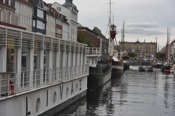 Kopenhag, Danimarka - 1 Temmuz 2020 Nyhavn, Kopenhag 'daki renkli binanın manzarası.