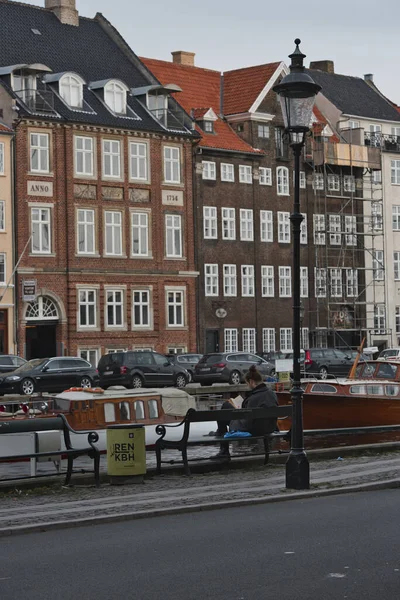 Kopenhagen, Dänemark - 1. Juli 2020 Straßenansicht des farbenfrohen Gebäudes in Nyhavn in Cophenhagen mit Menschen, die die Straße vor sich herlaufen. — Stockfoto