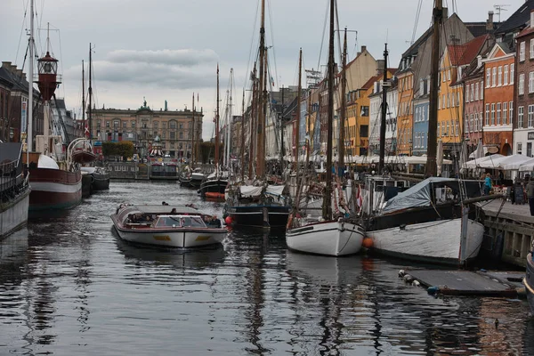 Copenhague, Dinamarca - 1 de julio de 2020 Street view of the colorful building in Nyhavn in Cophenhagen with people walking the street in front. — Foto de Stock