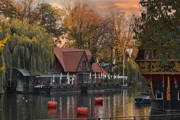 011120 - Danimarka, Kopenhag 'daki Tivoli' de Cadılar Bayramı dekorasyonu. Açık hava halk bahçesinde Cadılar Bayramı dekorasyon teması. — Stok fotoğraf