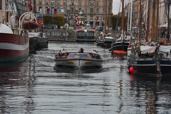 Kopenhagen, Denemarken - 1 juli 2020 Street view of the colorful building in Nyhavn in Cophenhagen with people walking the street in front. — Stockfoto