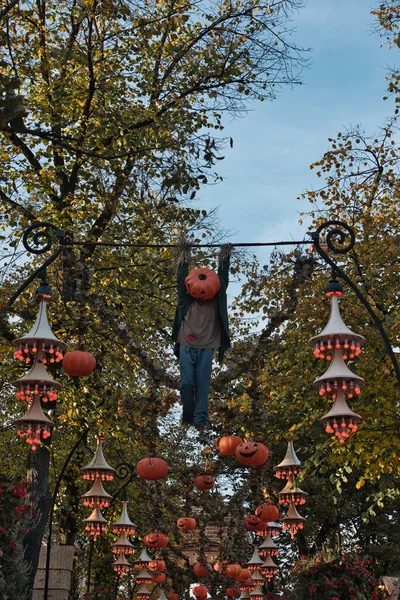 011120 - Halloween dekoráció Koppenhágában, Dániában. Halloween dekoráció téma egy szabadtéri nyilvános kertben. — Stock Fotó