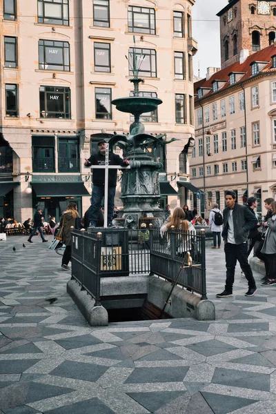 Kopenhagen, Denemarken - 1 juli 2020 Street view of the colorful building in Nyhavn in Cophenhagen with people walking the street in front. — Stockfoto