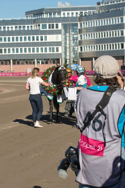 210530 Solvalla - Elitloppet Propulsion 'un kazanan atı ve şoför Orjan Kihlstrom Stockholm' deki Elitloppet trotting yarışının finalini kazandı.