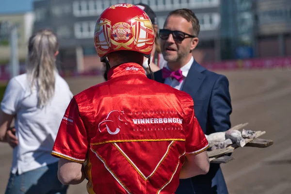 210530 Solvalla - Elitloppet Propulsion 'un kazanan atı ve şoför Orjan Kihlstrom Stockholm' deki Elitloppet trotting yarışının finalini kazandı.