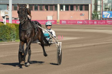 210530 Solvalla - Elitloppet Propulsion 'un kazanan atı ve şoför Orjan Kihlstrom Stockholm' deki Elitloppet trotting yarışının finalini kazandı..
