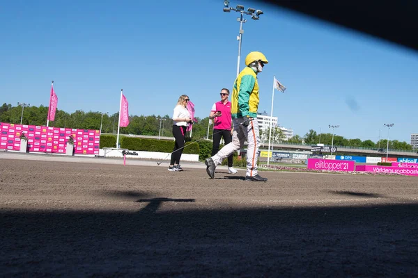 210530 Solvalla - Elitloppet VIVID WISE 'nin şoförü Alessandro Gocciadoro' nun Stockholm 'deki Solvalla pistinde yürüdüğü ikinci yer.