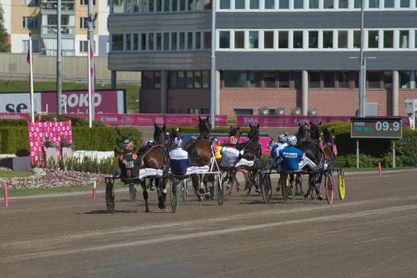 210530 - İsveç 'teki Solvalla pistinde Elitloppet koşu etkinliği. — Stok fotoğraf