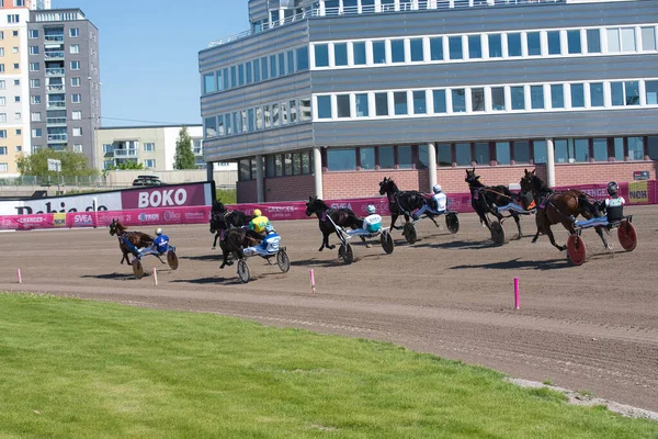 210530 - İsveç 'teki Solvalla pistinde Elitloppet koşu etkinliği. — Stok fotoğraf