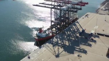 Stockholm Norvik Limanı, İsveç, 2020-03-18: Çin 'den İsveç' e nakledilen yeni vinçlerin havadan görüşü