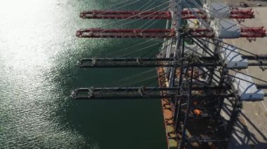 Stockholm Norvik Limanı, İsveç, 2020-03-18: Çin 'den İsveç' e nakledilen yeni vinçlerin havadan görüşü