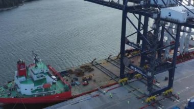 Stockholm Norvik Limanı, İsveç, 2020-03-18: Çin 'den İsveç' e nakledilen yeni vinçlerin havadan görüşü