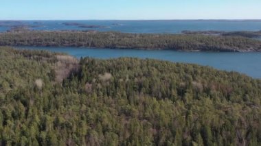 Stockholm Norvik Limanı, İsveç, 2020-03-18: Çin 'den İsveç' e nakledilen yeni vinçlerin havadan görüşü