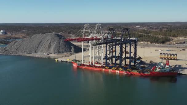 Estocolmo Porto Norvik, Suécia, 2020-03-18: Vista aérea da instalação de novos guindastes, enviados da China para a Suécia — Vídeo de Stock