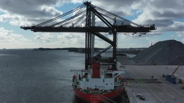 Stockholm Norvik Port, Suecia, 2020-03-18: Vista aérea de la instalación de nuevas grúas, enviadas desde China a Suecia — Vídeo de stock