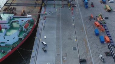 Stockholm Norvik Limanı, İsveç, 2020-03-18: Çin 'den İsveç' e nakledilen yeni vinçlerin havadan görüşü