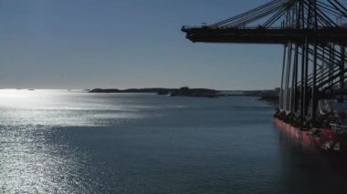 Stockholm Norvik Limanı, İsveç, 2020-03-18: Çin 'den İsveç' e nakledilen yeni vinçlerin havadan görüşü