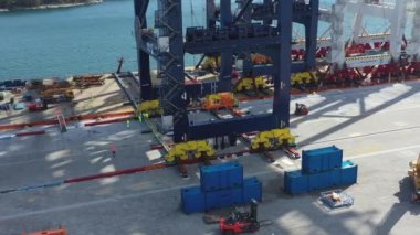 Stockholm Norvik Limanı, İsveç, 2020-03-18: Çin 'den İsveç' e nakledilen yeni vinçlerin havadan görüşü