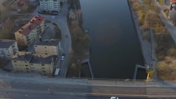 Drohnenaufnahmen von Sodertalje Kanal und Sodertalje Stadt in Schweden an einem sonnigen Tag im April 18.4-21 — Stockvideo