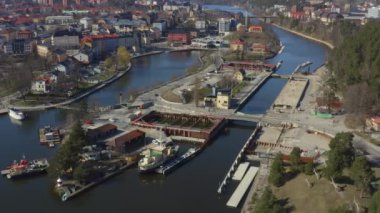 İsveç 'teki Sodertalje Kanalı ve Sodertalje şehrinin güneşli bir günde 18.4-21 Nisan aylarında çekilmiş insansız hava aracı görüntüleri.