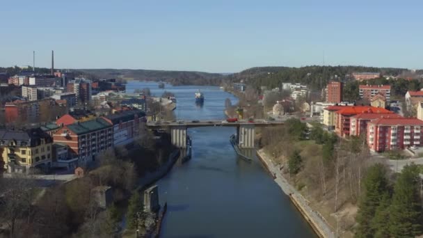 Imagens de drones do canal Sodertalje e da cidade de Sodertalje na Suécia em um dia ensolarado em abril 18.4-21 — Vídeo de Stock