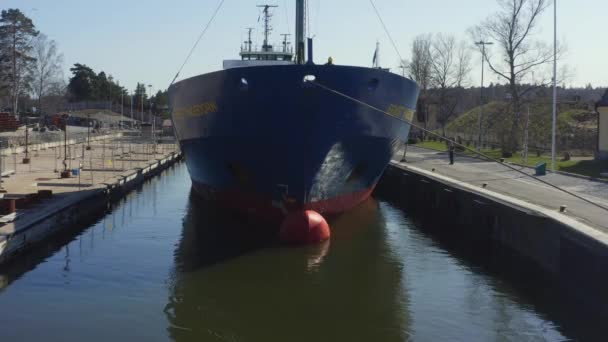 Imagens de drones do canal Sodertalje e da cidade de Sodertalje na Suécia em um dia ensolarado em abril 18.4-21 — Vídeo de Stock