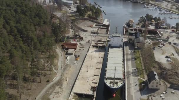 Imagens de drones do canal Sodertalje e da cidade de Sodertalje na Suécia em um dia ensolarado em abril 18.4-21 — Vídeo de Stock