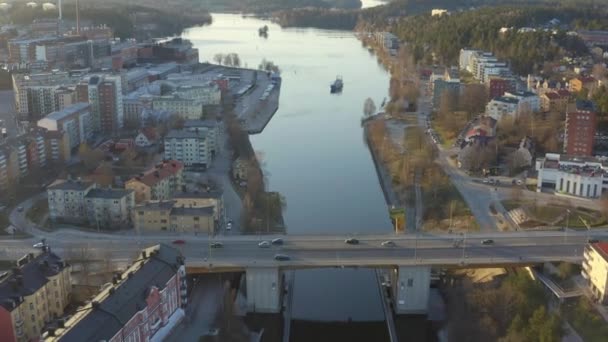 Imagens de drones do canal Sodertalje e da cidade de Sodertalje na Suécia em um dia ensolarado em abril 18.4-21 — Vídeo de Stock