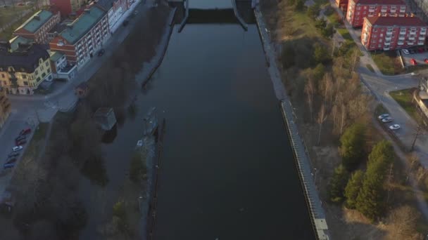 Images de drones du canal de Sodertalje et de la ville de Sodertalje en Suède par une journée ensoleillée du 18 au 21 avril — Video