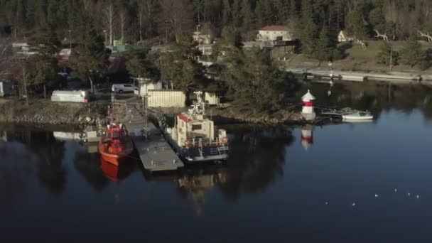 Drohnenaufnahmen von Sodertalje Kanal und Sodertalje Stadt in Schweden an einem sonnigen Tag im April 18.4-21 — Stockvideo