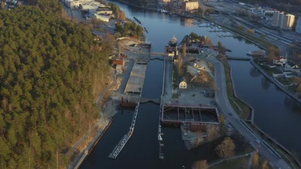 Imagens de drones do canal Sodertalje e da cidade de Sodertalje na Suécia em um dia ensolarado em abril 18.4-21 — Vídeo de Stock