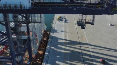 Stockholm Norvik Limanı, İsveç, 2020-03-18: Çin 'den İsveç' e nakledilen yeni vinçlerin havadan görüşü
