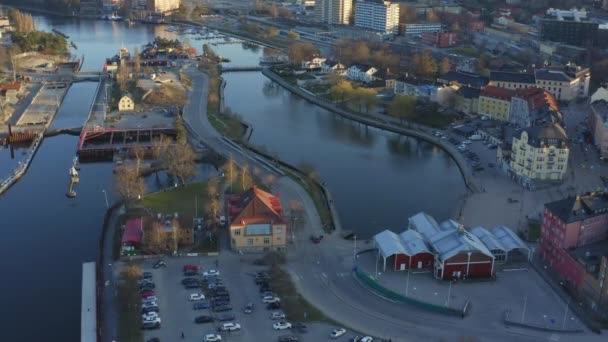 Imagens de drones do canal Sodertalje e da cidade de Sodertalje na Suécia em um dia ensolarado em abril 18.4-21 — Vídeo de Stock